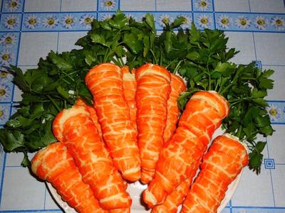 рецепт Морковь из слоеного теста с салатом
