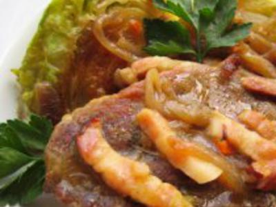 рецепт Свинина с капустой и маринованным луком