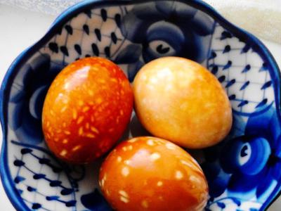 рецепт Мраморные и пятнистые яйца для пасхального стола