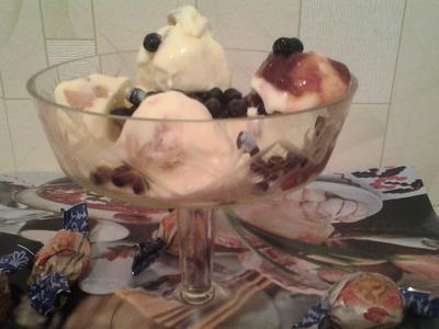 рецепт Ванильное мороженое с кусочками абрикосов и замороженными ягодами смородины