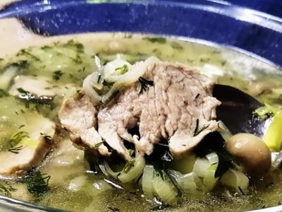 рецепт Мясной суп с грибами и луком-порей