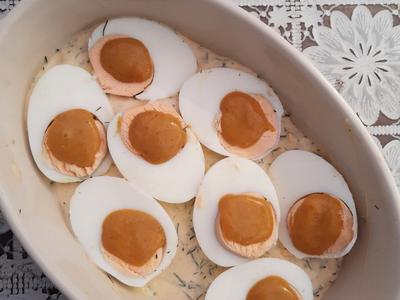 рецепт Вареные яйца под соусом из хрена