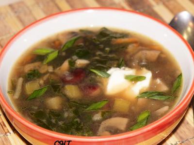 рецепт Грибной суп с красной фасолью и шпинатом