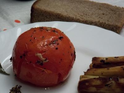 Запеченный помидор с луком-пореем