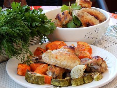 рецепт Крылышки куриные с овощами