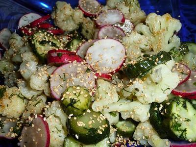 рецепт Салат с цветной капустой, огурцом, редисом