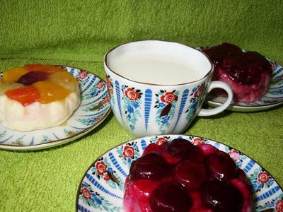 рецепт Паровой творожный пудинг под соусом из замороженных ягод и фруктов