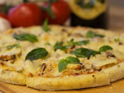 рецепт Пицца с индюшиным филе и грибами (с соусом помодоро)