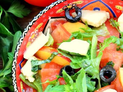 рецепт Свежий овощной салат с нектаринами, помидорами и моцареллой