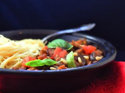 рецепт Паста с баклажанами, помидорами, кедровыми орехами и изюмом