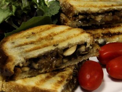 рецепт Горячие бутерброды с грибами и сыром на гриле