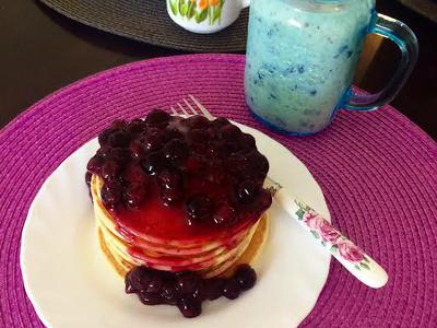  Pancakes with blueberry syrup ()