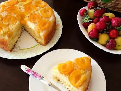   (Upside-Down Apricot Cake)