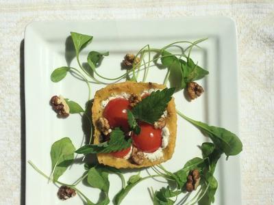 рецепт Закусочные тарталетки из поленты с козьим сыром и помидорками черри