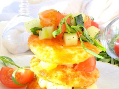        (Cheese millefeuille with vegetable salad)