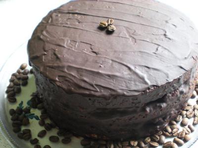     ,   (Tripla torta alla crema ricoperta di cioccolato)