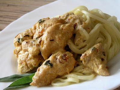 рецепт Сливочные куриные грудки с шалфеем и томатами рецепт Сливочные куриные грудки с шалфеем и томатами