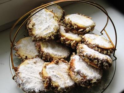    (Alfajores with Dulce de Leche)