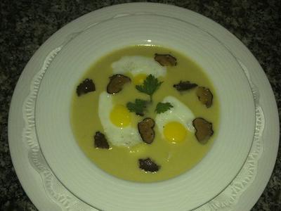         (Leek soup with quail's eggs and truffles)