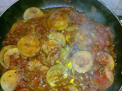     (Courgette Curry with Tomatoes)
