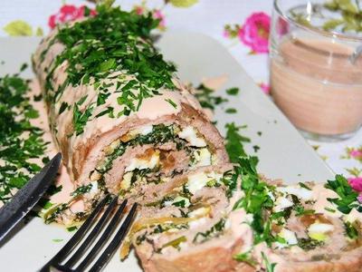 Мясной рулет с яйцом и зеленью Мясной рулет с яйцом и зеленью
